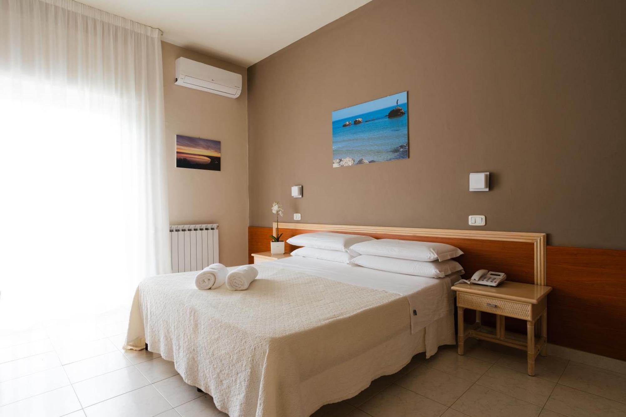 Hotel Holiday Vasto Luaran gambar