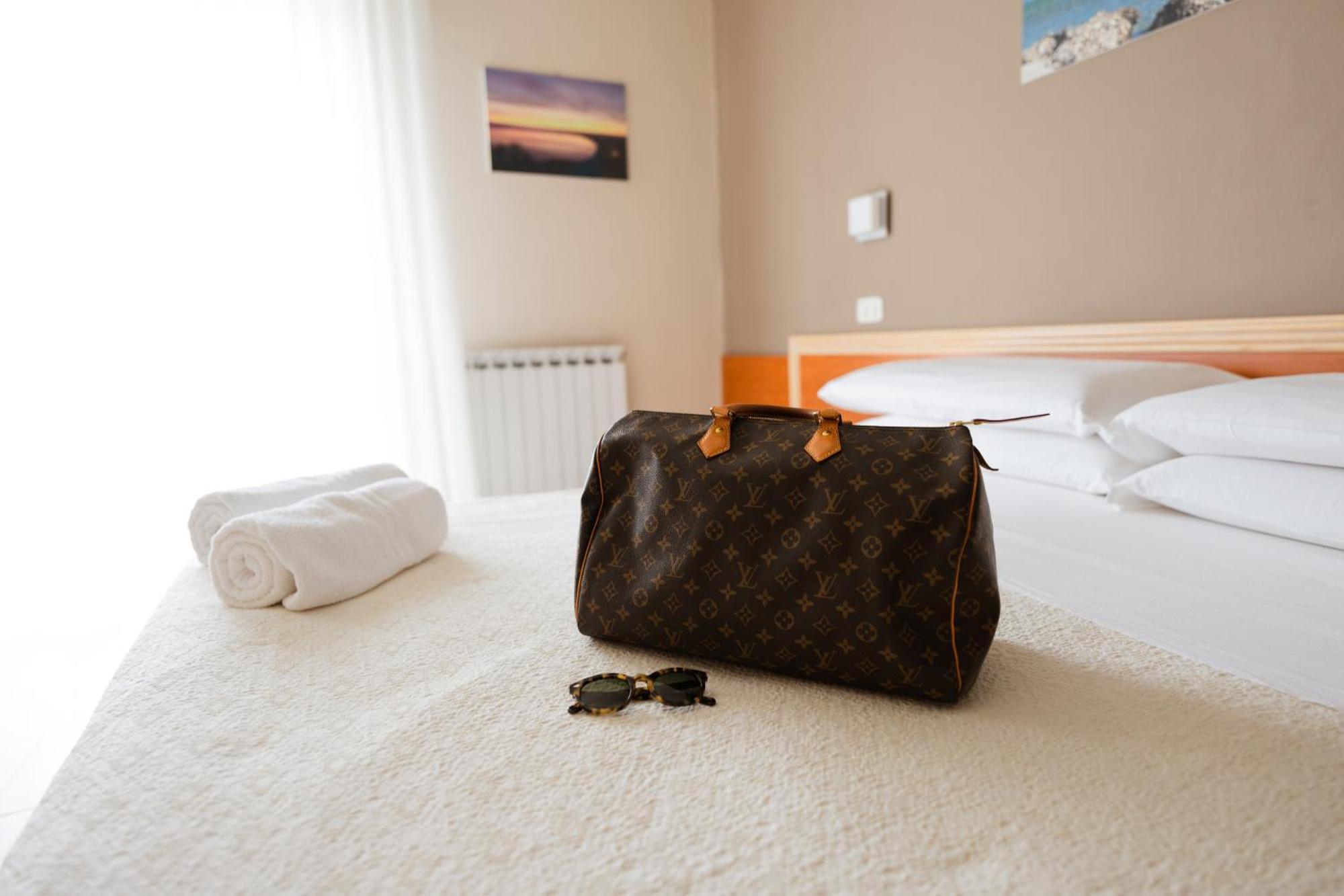Hotel Holiday Vasto Luaran gambar